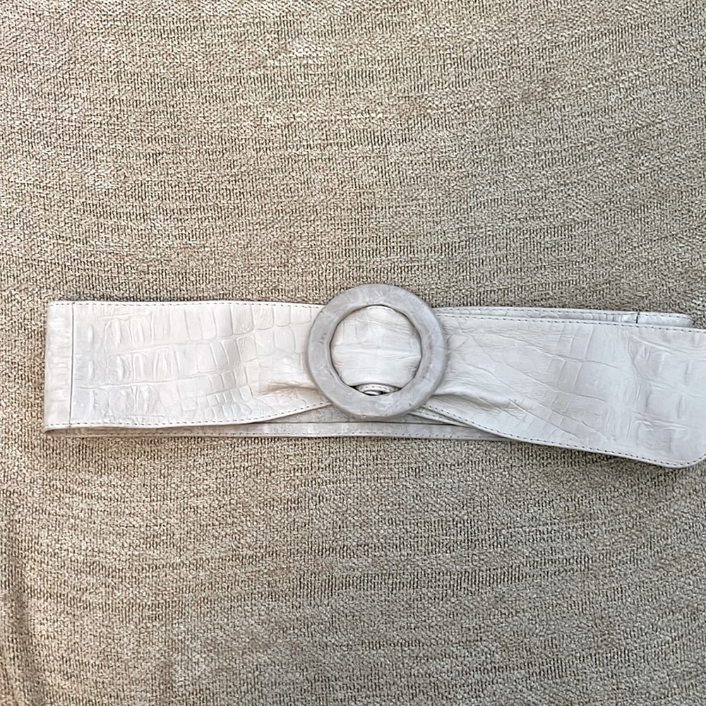 Cream leather belt, gently used, from United Colors of Benetton. Fits all sizes.